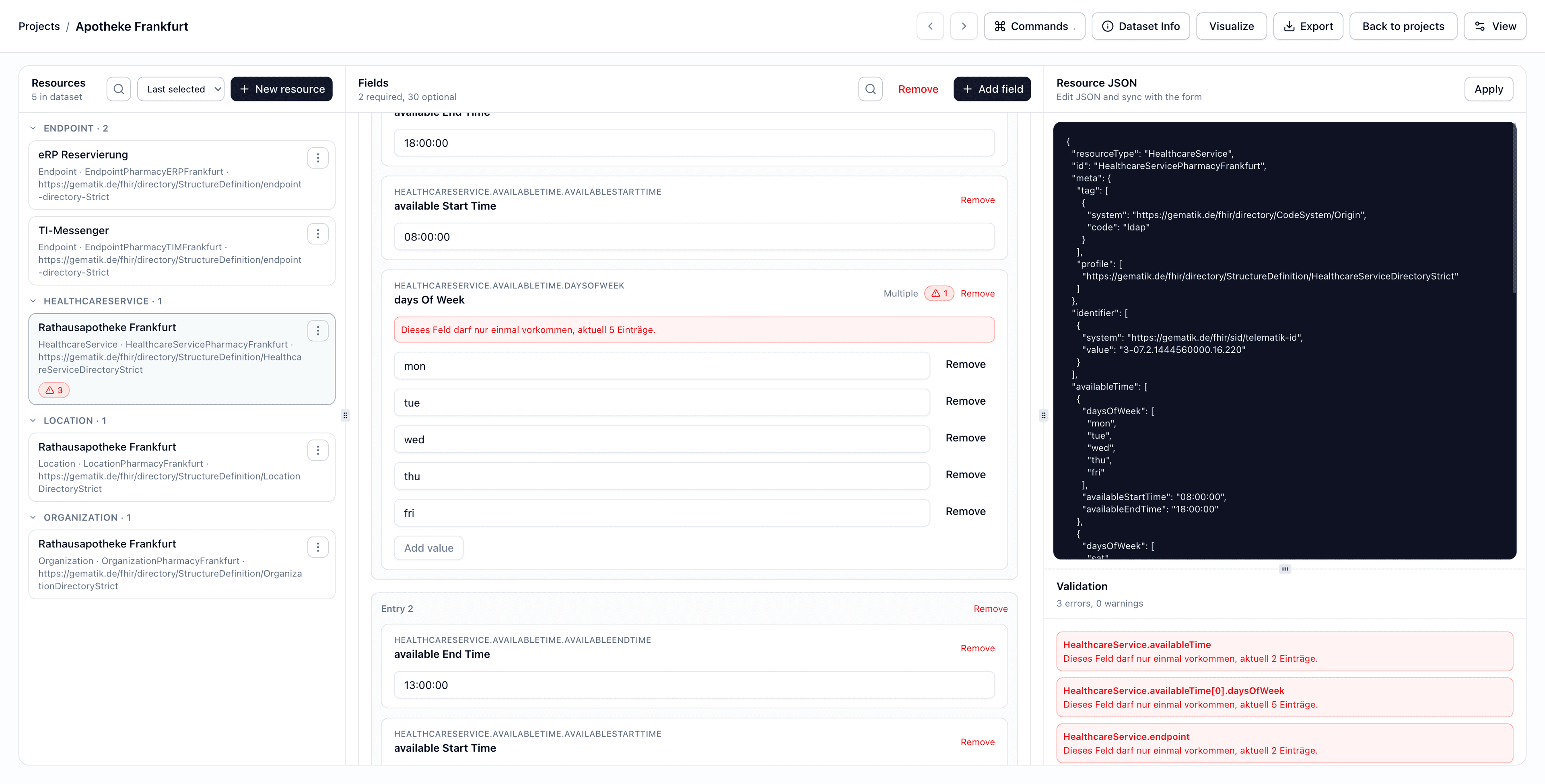 Editoransicht mit sichtbaren Validierungsfehlern neben Formular und JSON.